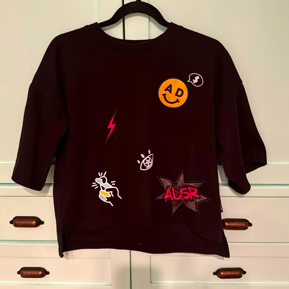 ADVISORY xs t shirt with amazing details